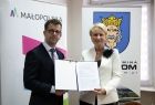 Iwona Gibas z Zarządu Województwa Małopolskiego oraz burmistrz Wolbromia Radosław Kuś prezentujący wspólnie umowę związaną z dofinansowaniem inwestycji drogowej w gminie Wolbrom
