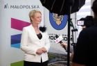 Iwona Gibas z zarządu województwa udzielająca wywiadu reporterce telewizji Małopolska