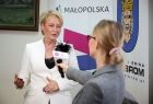 Iwona Gibas z zarządu województwa udzielająca wywiadu reporterce telewizji Małopolska