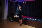Pani z mikrofonem zwraca się do uczestników spotkania. Oficjalne powitania i wystąpienia związane z uroczystością 