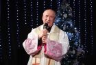 Ksiądz zwracający się do uczestników spotkania opłatkowego