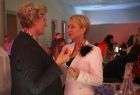 Iwona Gibas z Zarządu Województwa Małopolskiego podczas rozmów i życzeń towarzyszących spotkaniu opłatkowemu w Wolbromiu