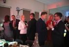 Iwona Gibas z Zarządu Województwa Małopolskiego podczas rozmów i życzeń towarzyszących spotkaniu opłatkowemu w Wolbromiu