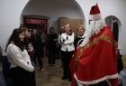 Iwona Gibas z Zarządu Województwa Małopolskiego odwiedziła wraz ze św. Mikołajem dzieci i młodzież z Domu Dziecka w Miechowie