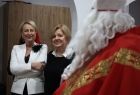 Iwona Gibas z zarządu województwa, pracownicy i opiekunowie z Domu Dziecka w Miechowie oraz mężczyzna w stroju św. Mikołaja 
