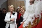 Iwona Gibas z zarządu województwa, pracownicy i opiekunowie z Domu Dziecka w Miechowie oraz mężczyzna w stroju św. Mikołaja 