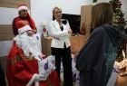 Iwona Gibas z zarządu województwa wręcza wraz ze św. Mikołajem upominki dla dzieci i młodzieży z Domu Dziecka w Miechowie