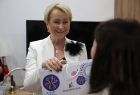 Iwona Gibas z zarządu województwa wręcza wraz ze św. Mikołajem upominki dla dzieci i młodzieży z Domu Dziecka w Miechowie
