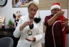 Iwona Gibas z zarządu województwa ogląda otrzymany od dzieci upominek