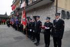 Strażacy stoją podczas uroczystości i odznaczeń.
