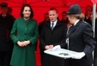 Marta Malec-Lech z zarządu województwa stoi wraz z pozostałymi uczestnikami wydarzenia.