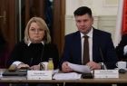 Dyrektor Anna Mlost i marszałek Łukasz Smółka.