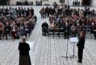 Wydarzenie na dziedzińcu. 