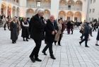Wicemarszałek Ryszard Pagacz idący przez dziedziniec z mężczyzną w garniturze.