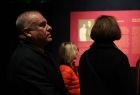 Wicemarszałek Ryszard Pagacz oglądający wystawę multimedialną.