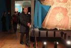 Wicemarszałek Ryszard Pagacz w galerii sztuki.