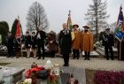 Iwona Gibas składa kwiaty