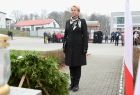 Iwona Gibas składa kwiaty