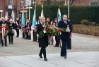 Iwona Gibas składa kwiaty