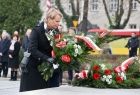 Iwona Gibas składa kwiaty