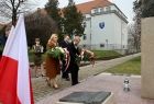 Iwona Gibas składa wiązankę pod pomnikiem rotm. Pileckiego