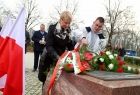 Iwona Gibas składa wiązankę kwiatów