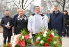 Iwona Gibas wraz z uczestnikami uroczystości składa kwiaty