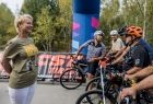 Iwona Gibas z zarządu województwa stojąca na starcie Małopolska Tour Klucze - Pustynia Błędowska 24