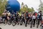 Uczestnicy rajdu rowerowego na linii startu