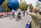 Iwona Gibas z zarządu województwa pozdrawia przejeżdżających rowerzystów, uczestników Małopolska Tour 2024