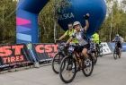 Rowerzyści pozdrawiają kibiców na trasie Małopolska Tour