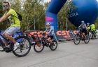 Rodziny na rowerach, dorośli i dzieci, na trasie rodzinnego rajdu rowerowego