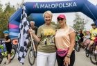 Członek zarządu województwa Iwona Gibas wraz z uczestniczką rajdu rowerowego. W tle meta Małopolska Tour