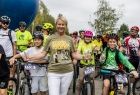 Iwona Gibas z zarządu województwa oraz dzieci i młodzież na starcie Małopolska Tour