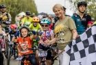 Iwona Gibas z zarządu województwa oraz grupa dzieci, które czekają na start wyścigu