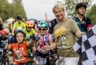 Iwona Gibas z zarządu województwa oraz grupa dzieci, które czekają na start wyścigu