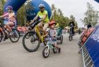 Rodziny z dziećmi na trasie rajdu rowerowego