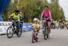 Najmłodsi rowerzyści oraz ich rodzice i opiekunowie na trasie rajdu rowerowego