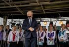Wicemarszałek Józef Gawron na scenie.