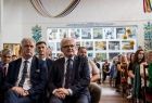 Wicemarszałek Józef Gawron siedzący na auli. 