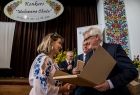 Wicemarszałek Józef Gawron wręcza dyplom kobiecie w kwiecistej koszuli. 
