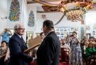 Wicemarszałek Józef Gawron wręcza dyplom mężczyźnie.