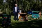 Wicemarszałek Józef Gawron wśród uli. 