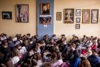 widok na salę pełną uczniów