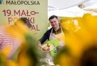 Marszałek Łukasz Smółka trzymający talerz.