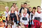 Marszałek Łukasz Smółka z grupą kobiet w strojach regionalnych.