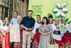 Marszałek Łukasz Smółka i grupa kobiet w strojach regionalnych.