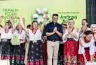 Marszałek Łukasz Smółka i grupa kobiet z podniesionymi rękami.