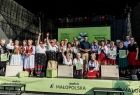 Marszałek Łukasz Smółka i grupa kobiet na scenie.
