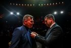 Marszałek Województwa Małopolskiego Łukasz Smółka przypina odznaczenie członkowi zespołu artystycznego Opery Krakowskiej
